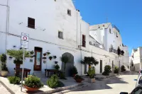 Villa Giorgia, with large garden 50 meters from the beautiful sea of Savelletri. Hotels in Savelletri