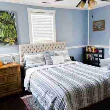 Charming 3-bedroom home in Arlington w/ Hot Tub, Parking Close to Everything DC Rooms