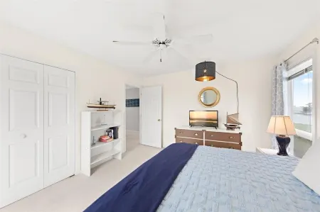 Serene Sunrise & Shimmering Skyline. 5 Star Hosts Отели рядом с достопримечательностью «Explore OC»