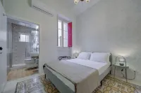 Traditional Corner Townhouse for rent. Ideal for Groups or Families!