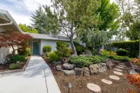 Cheerful 3bedrooms/2bathrooms Single Family House Hotels near Hidden Crest Park