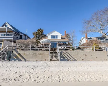 Beachfront Retreat - 5BR Home With Stunning Views Hotéis em Riverhead