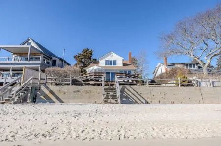 Beachfront Retreat - 5BR Home With Stunning Views Отели в г. Джеймспорт