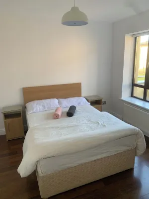 Relaxing Balcony Views Mullingar Self Catering Apartment on Park Hotel Grounds  호텔