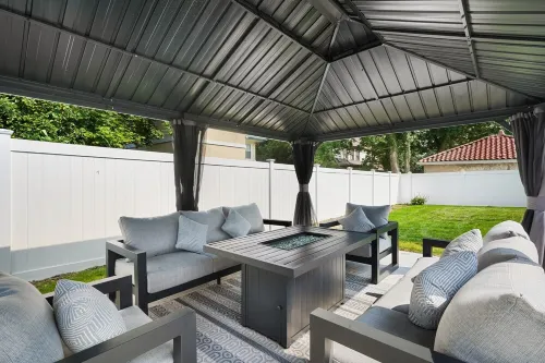 Spacious 4-bedroom house 3-bathroom with AC and WiFi in charming Mount Vernon Hotels in Mt Vernon