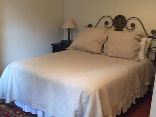 Charming secluded and gated 1-bedroom guesthouse in lovely Studio City