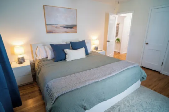 Charming 3-bedroom home with WiFi, hot tub, AC in Tulsa near the Gathering Place