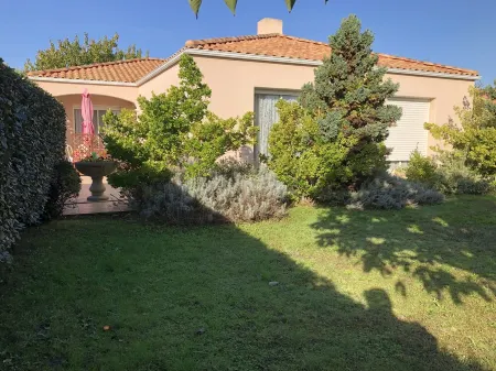 Villa de Charme à 2 kms de la Plage, Conviviale, Idéale en Famille ou Entre Amis Отели в г. Олон-Сюр-Мер