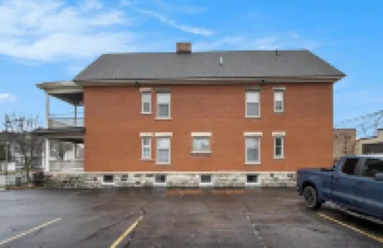 NEW 1st Floor Victorian Flat in Downtown Kalamazoo