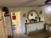 Make yourself at home in this delightful 1-bedroom Lehigh Acres retreat. 리하이에이크 호텔