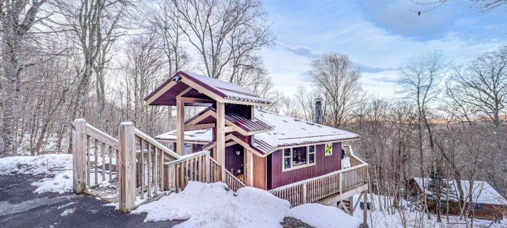 1/2 Mi to Skiing! Beech Mountain Cabin w/ Deck Hotels in Beech Mountain