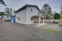 Westport Home w/ Hot Tub: 2 Blocks to Beach! - Pysäköinti
