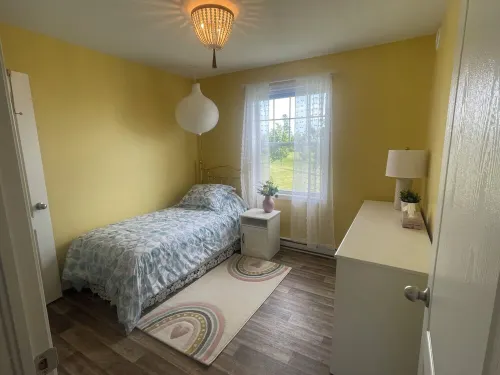 Cozy Family Home in the heart of Kensington.  Close to all amenities!
