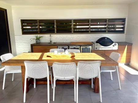 Shabby-chic, relaxed beach house situated within easy walking distance to beach. Отели рядом с достопримечательностью «Noosa National Park - Peregian Section»