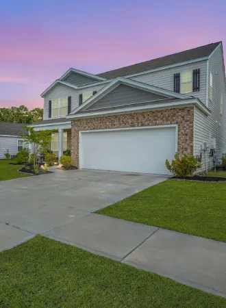 Spacious 5-bedroom house in welcoming Summerville with WiFi, AC