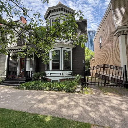 Stylish unit in Victorian house located on South Park Street. Private Garden.