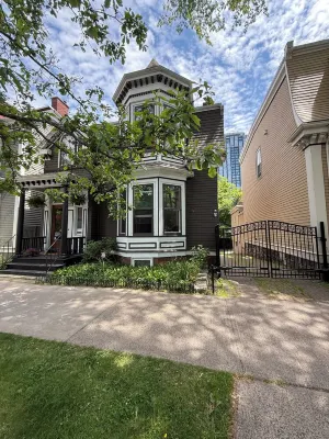 Stylish unit in Victorian house located on South Park Street. Private Garden.