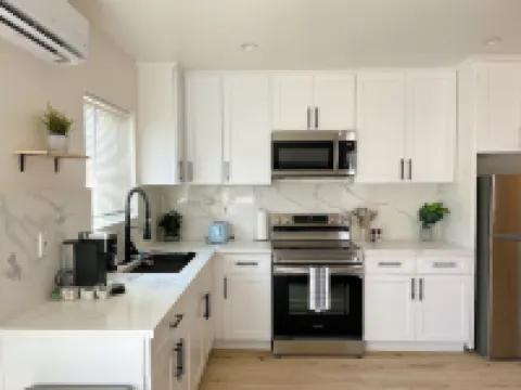 New: Charming guest suite by UCR, Downtown & plazas