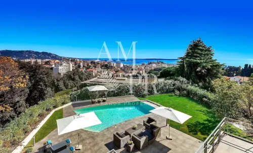A stone's throw from the Croisette - sea view - Unique villa