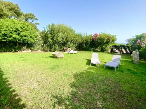 Detached beachfront house with private beach access. فنادق في Porto Rotondo