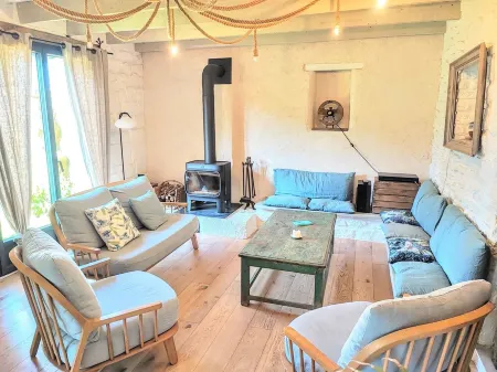 Charming Breton Penty 40m from the ocean Отели в г. Пенмарш