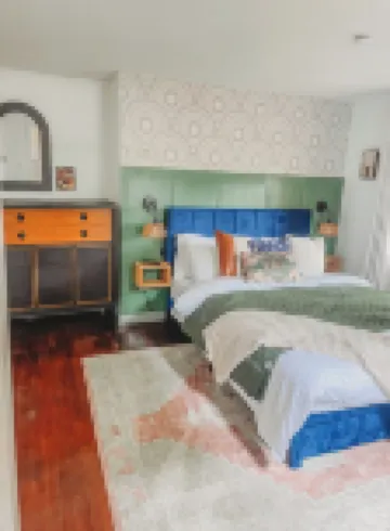 Boho 3-bedroom apt with fully supplied kitchen, WiFi, AC - Oldest Home in Oswego