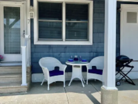 Beachside apartment sounds like the perfect cozy retreat for a beach getaway!