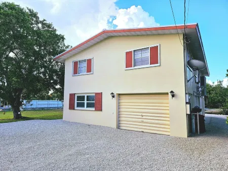 Tropical Canal-front Cottage in the Lower Florida Keys Отели рядом с достопримечательностью «Блу Хол»