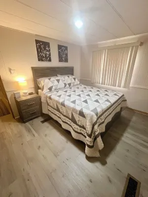 The Happy Hideaway Hotel a Crooked Lake Park