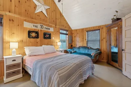 Year-round 3-bedroom WATERFRONT Windham cabin with WiFi