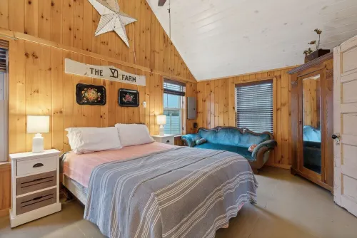Year-round 3-bedroom WATERFRONT Windham cabin with WiFi Hotels in Windham