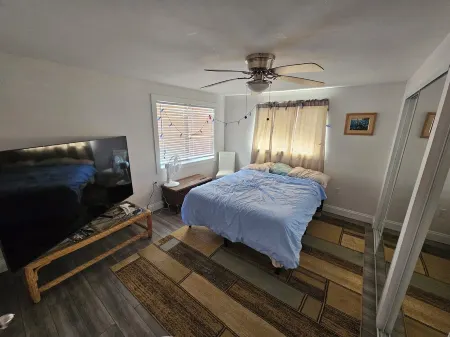 4-bedroom house in charming Englewood with WiFi, AC. Relax and unwind Отели в г. Гров-Сити