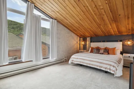 Modern 2B/2B Condo in Prime Eagle-Vail Location; golf course, pool, tennis!