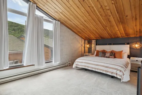 Modern 2B/2B Condo in Prime Eagle-Vail Location; golf course, pool, tennis!