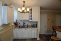 Charming 1-bedroom apartment in lovely Biddeford with AC, WiFi Hotels in Biddeford