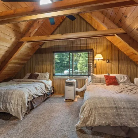 Creek Cabin - Fly-in Acres Lake Access - private Creek access with fire pit Отели в г. Арнолд