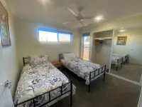 Brand New 2BR Coastal Home w/ Outdoor Entertaining – 350m to Beach, Pier & cafes Hotels in Scarness