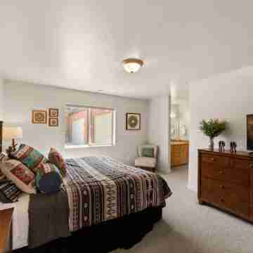 Slick Rock Sanctuary-Charming 3-bedroom 2 1/2 bath townhome. Master on Main Rooms