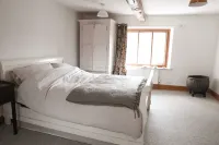 Large Pretty Farmhouse 2 mins from Burford, Cotswolds ,Pet friendly. Big Garden