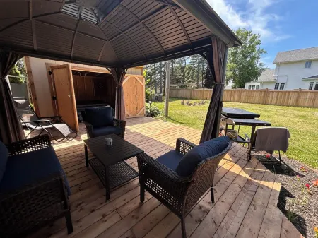 Cozy Summerside Retreat | Hot Tub + Fireplaces Отели в г. Саммерсайд