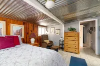 Creekside Retreat - Charming Cabin w/Deck, A/C, Firepit, & Billy Creek View