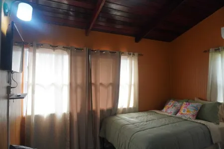 Convenient vacation home near the city Отели рядом с достопримечательностью «V C Bird Monument»