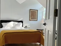 Spacious 5bd/3ba Catskills House w Pool, River/Lake Access, WiFi, A/C & Gameroom Hotels in Lexington