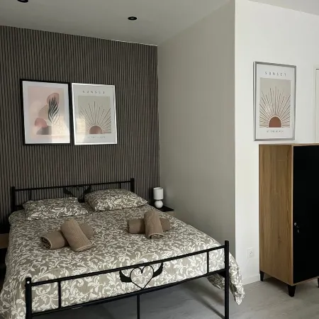 Studio with private courtyard 3 minutes from downtown Cambrai Отели рядом с достопримечательностью «La Caserne»