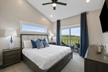 Sleeps 22/Boat & Toys Parking/Hot Tub/Ping Pong