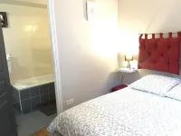 LES LOGETTES APARTMENT, 10 SECONDS FROM THE PORT IN A QUIET LOCATION