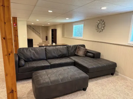 Charming 3 Bedroom 2.5 bathroom finished basement, Huge yard and Charcoal grill Отели рядом с достопримечательностью «Университет Висконсин в Барабу / Сок»