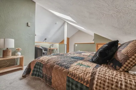 Cozy 2-bedroom condo in lovely Hidden Valley with WiFi