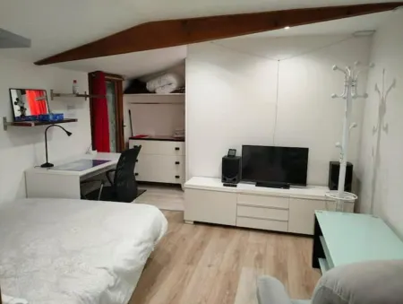 Self-contained studio in the heart of the Yvelines Отели рядом со станцией Houdan