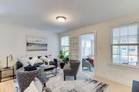 Spacious 2BR 2Level Apt - Walkable to metro!